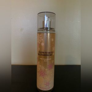 Bath & Body Works Snowflakes and Cashmere Fragrance Mist
